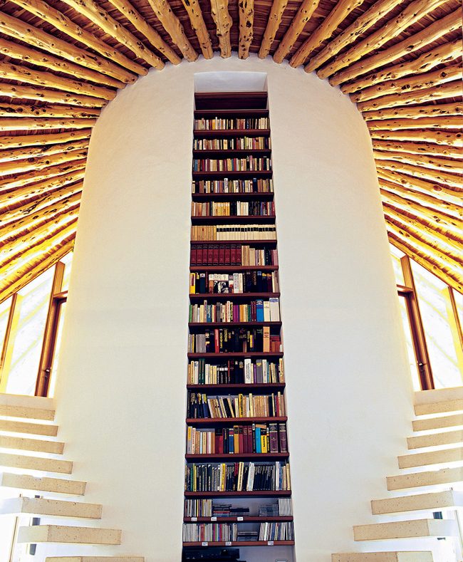 Зеркало библиотеки ruslit. Лестница с книжными полками. Стена в библиотеке. Интересные идеи для библиотеки. Декор стен в библиотеке.